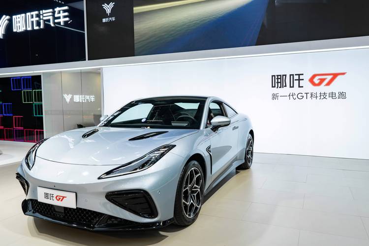 东莞86哪吒汽车在智能汽车领域的表现，领途汽车在新能源汽车市场中的影响力